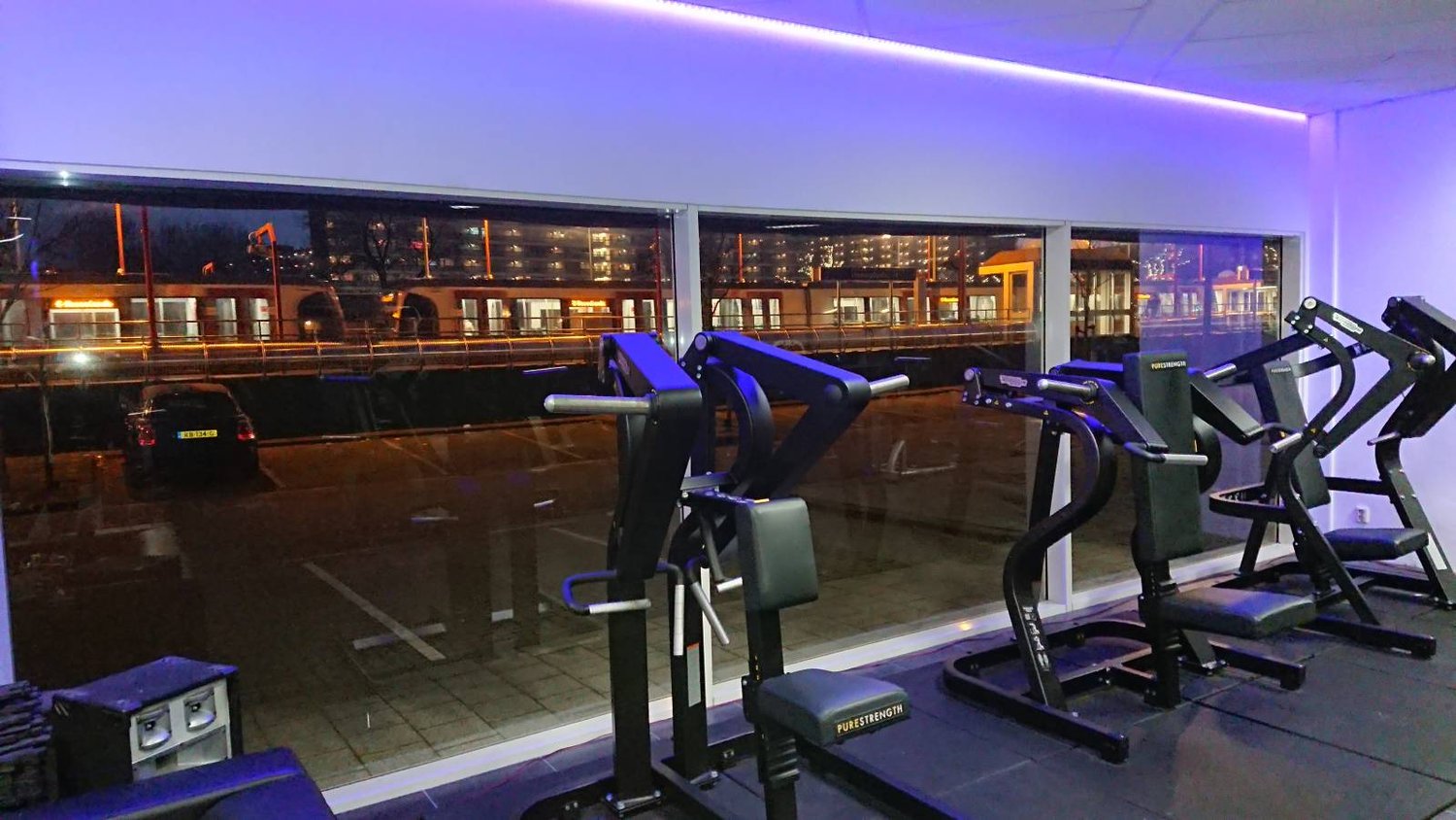 Personal training sessie bij 24H Fitness Rotterdam met trainer en klant